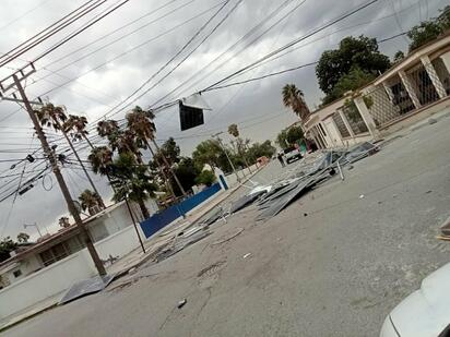Fuertes vientos derriban estructura de paneles solares en colonia Zaragoza de Nueva Rosita