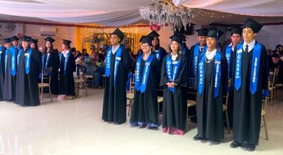 La séptima generación de bachillerato de CEUC Sabinas se gradúa