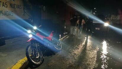 Motociclista lesionado tras choque con auto que se dio a la fuga