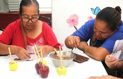 Chocolatería que empodera: 38 mujeres concluyen curso gratis