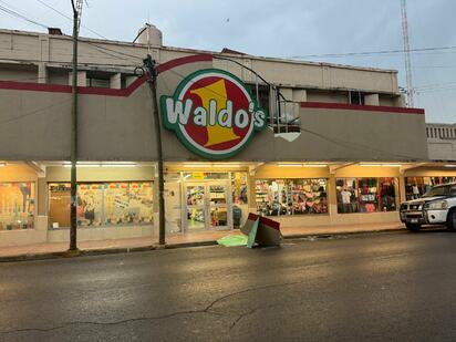 Fuerte tormenta eléctrica y vientos dañan fachada del antiguo local de Waldos en Nueva Rosita