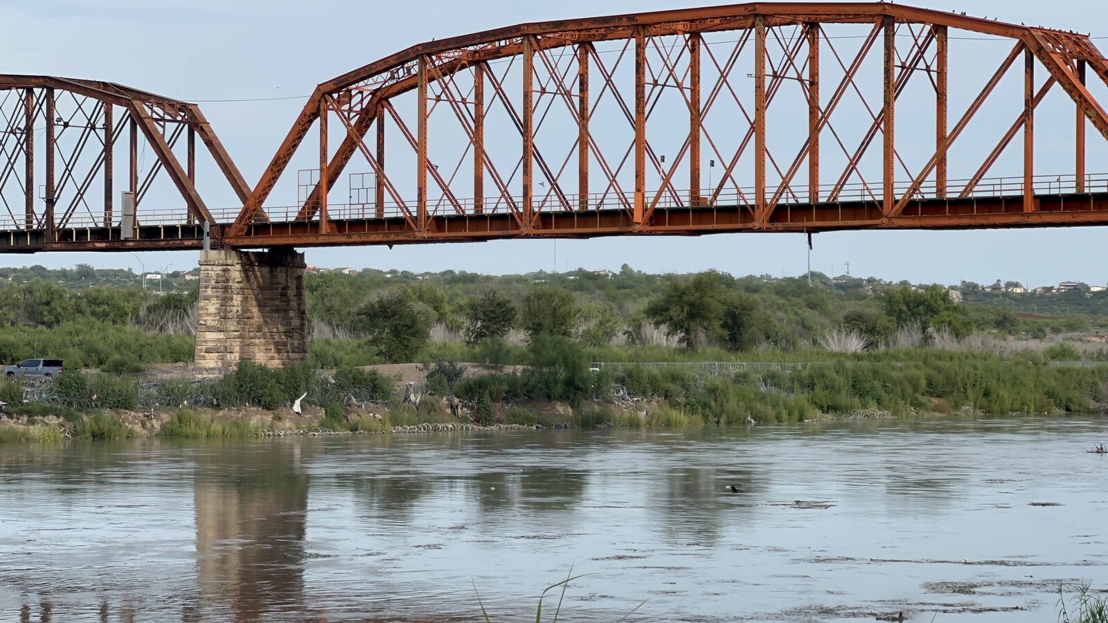 Muro de protección : Las autoridades estadounidenses ordenaron retirar los contenedores y las cercas, por aparente creciente del río.