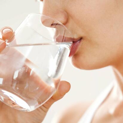 Si duele la cabeza bebe un vaso de agua natural
