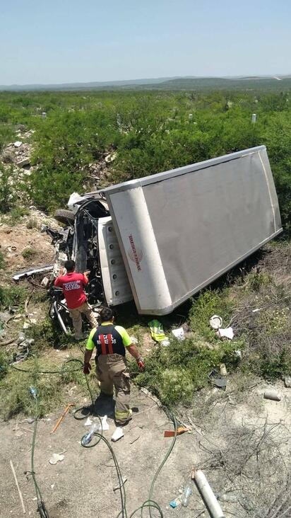 Muere conductor tras volcadura de camión en la autopista Premier