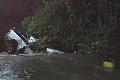 Dos arroyos se desbordan por fuertes lluvias en Michoacán