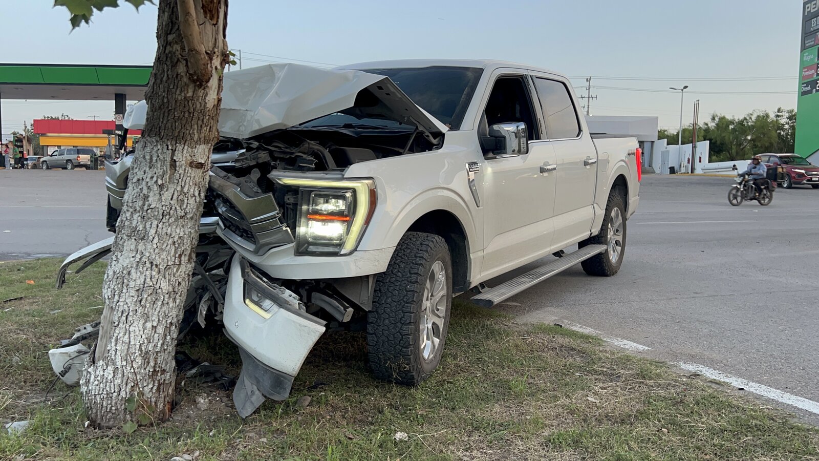 Accidente vial: la Expedition fue impactada por el costado, lo que ocasionó que la unidad conducida por el rector perdiera el control.