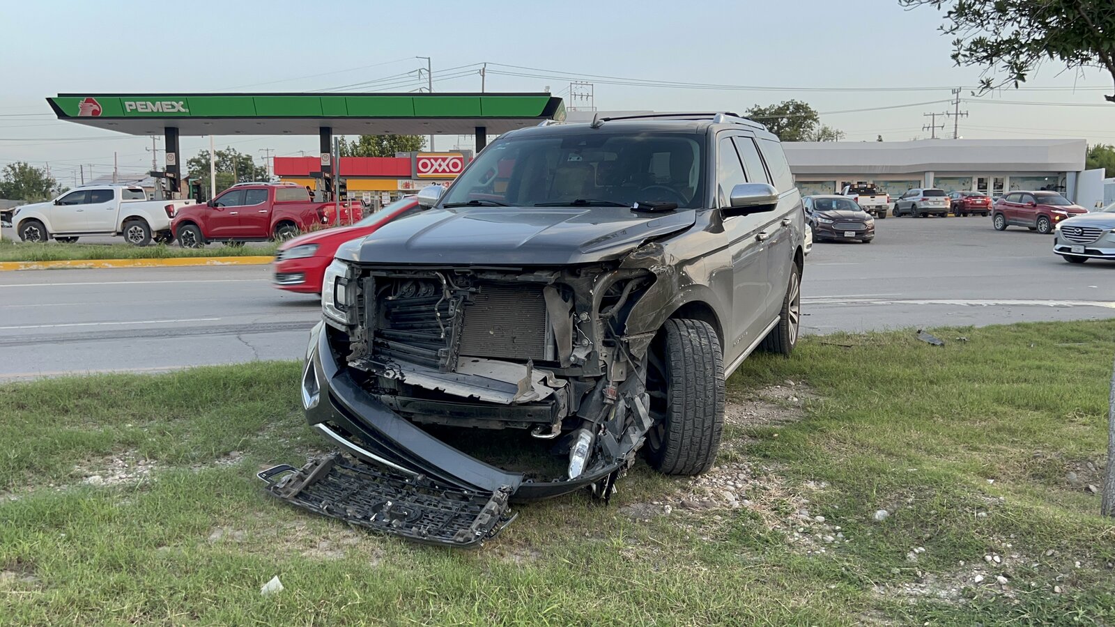 Accidente vial: la Expedition fue impactada por el costado, lo que ocasionó que la unidad conducida por el rector perdiera el control.