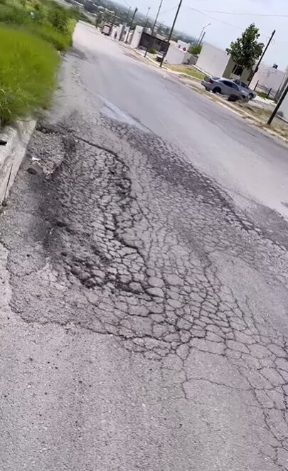 Calles en mal estado afectan a colonia Los Olivos: Habitantes de la colonia Los Olivos denuncian el deterioro severo de sus calles, plagadas de baches y hundimientos.
