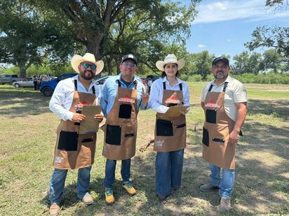 Jueces del concurso “Los Sabores de Nueva Rosita” participan orgullosamente en la cabalgata San Juan de Sabinas 2025 