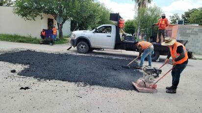 Realizan trabajos de bacheo en colonias Hacienda La Luna y El Edén