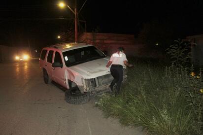 Chocan varios autos y huyen; abandonan camioneta en la colonia Colinas