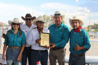 Cabalgata de San Juan de Sabinas 2025 rinde emotivo homenaje al profesor Pompeyo Martínez Ruiz