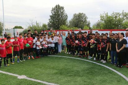 Manolo Jiménez y Óscar Ríos entrega de cancha de fútbol en la Villa de San Juan de Sabinas