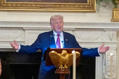 Trump veta al Wall Street Journal y enfrenta críticas