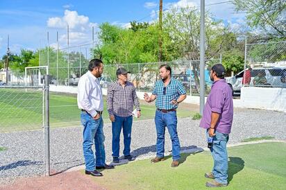 Carlos Villarreal supervisa obras en las colonias Independencia y Regina