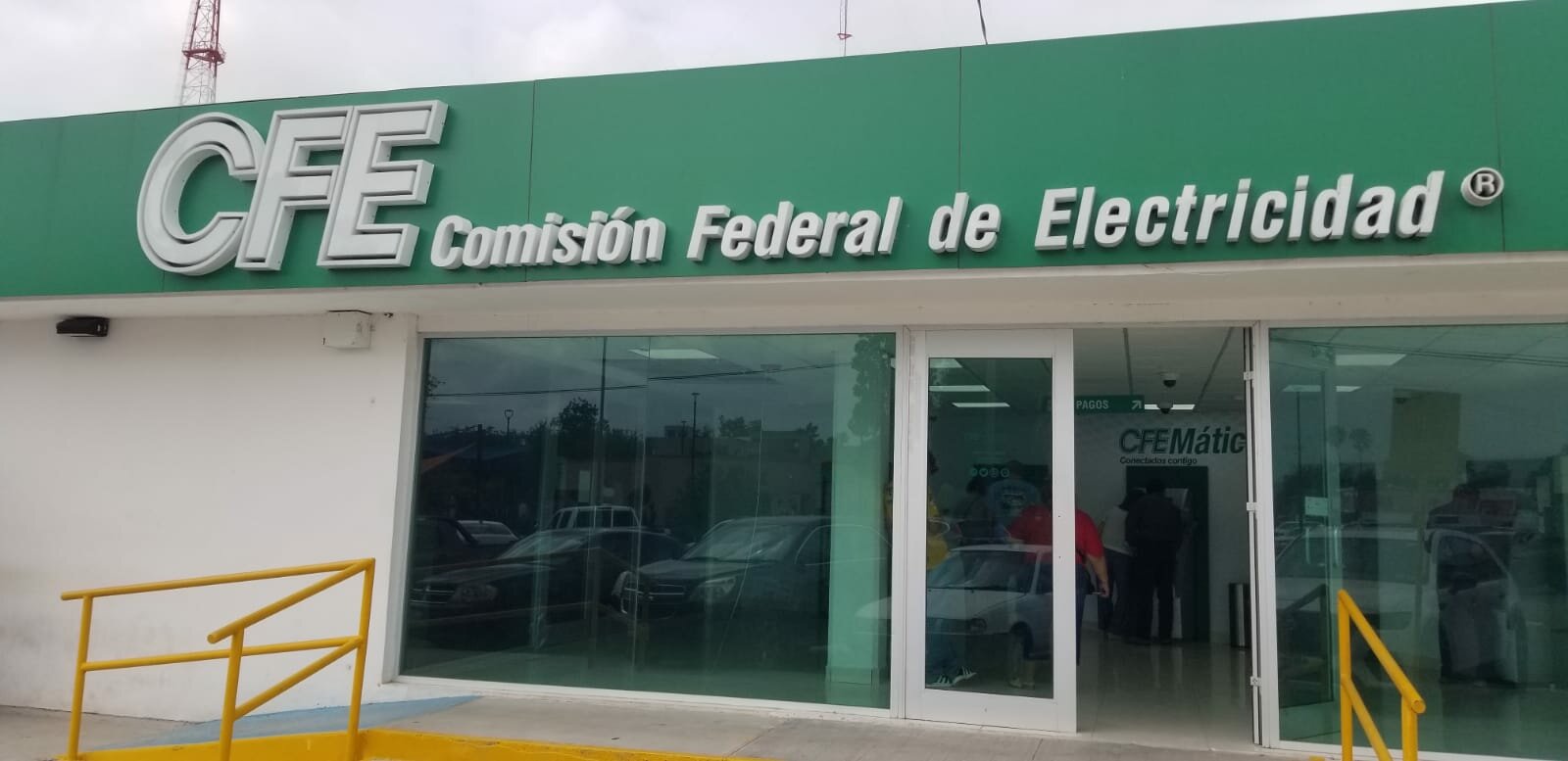 Permanecen cerradas las oficinas de atención a clientes de la CFE : Sin previo aviso ni explicación oficial el servicio no se presto este día desconociendo si se reanudará a la brevedad.