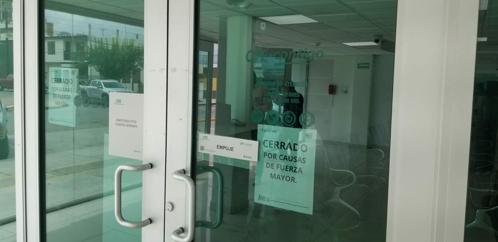 Permanecen cerradas las oficinas de atención a clientes de la CFE : Sin previo aviso ni explicación oficial el servicio no se presto este día desconociendo si se reanudará a la brevedad.