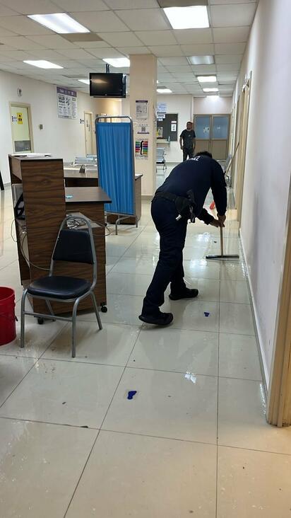 Policías municipales apoyan en limpieza tras fuga de agua en hospital de Piedras Negras