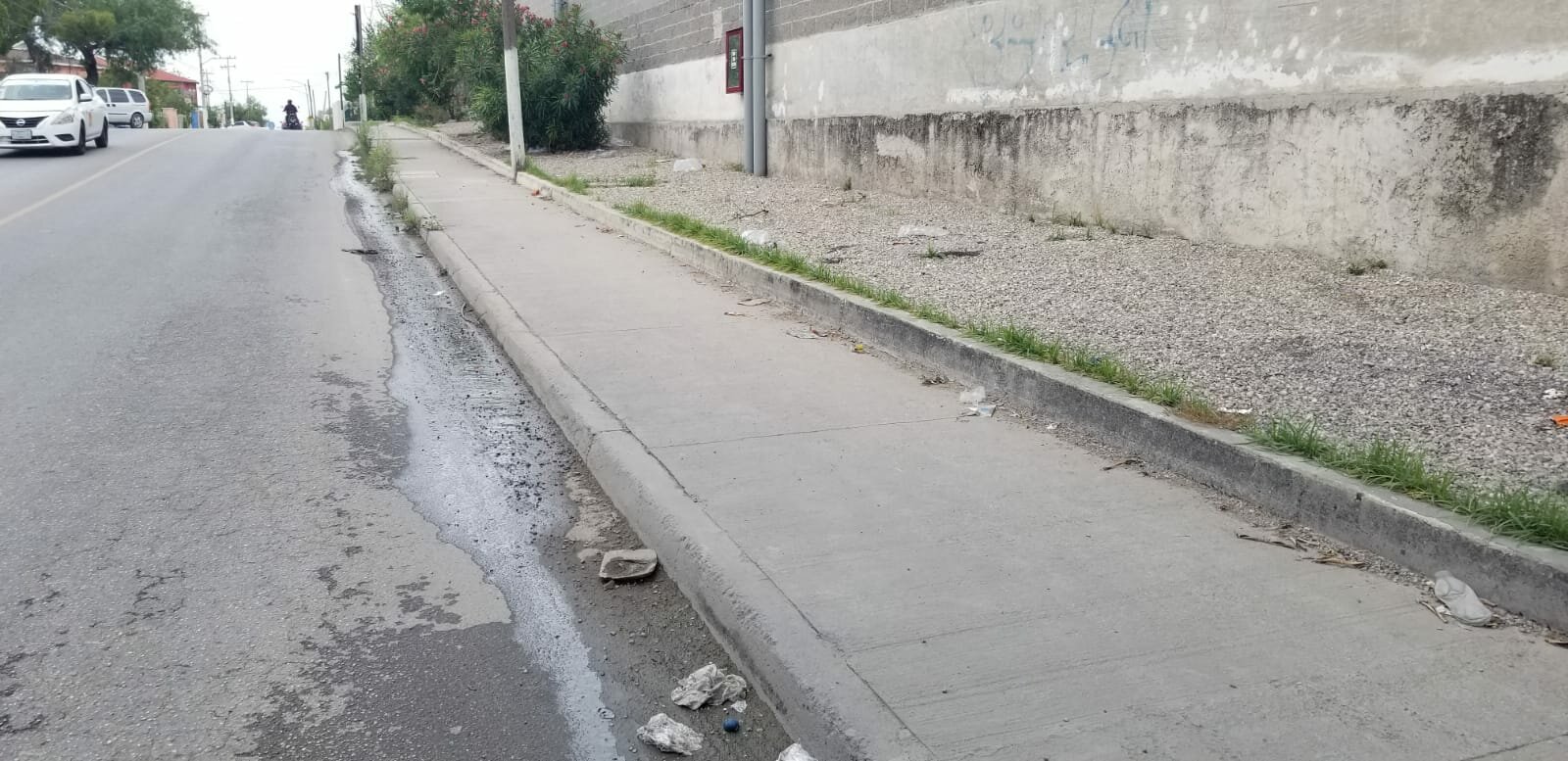 Persistente fuga de aguas residuales contamina transitada avenida en Piedras Negras: Ciudadanos denuncian la fuga que se genera de un concurrido centro comercial en el sector indicado. 