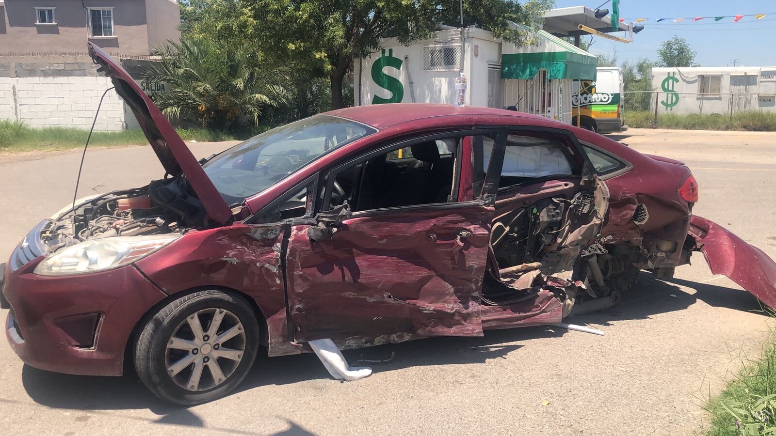 Accidente: En el percance estuvieron involucrados una camioneta Chevrolet Colorado de color blanco y un automóvil Ford Fiesta.