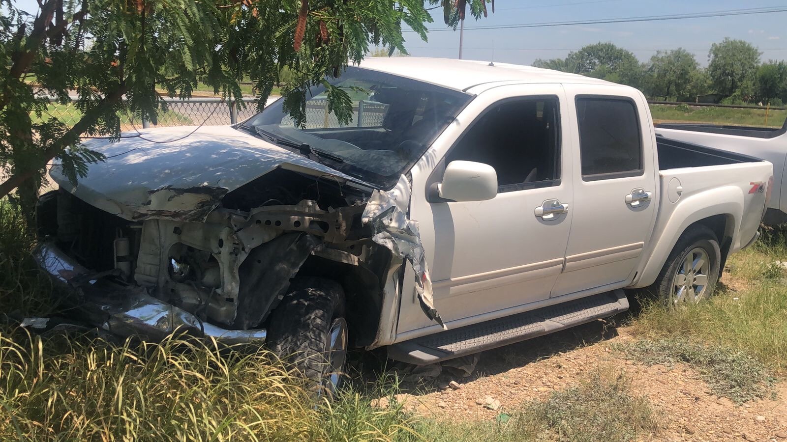 Accidente: En el percance estuvieron involucrados una camioneta Chevrolet Colorado de color blanco y un automóvil Ford Fiesta.