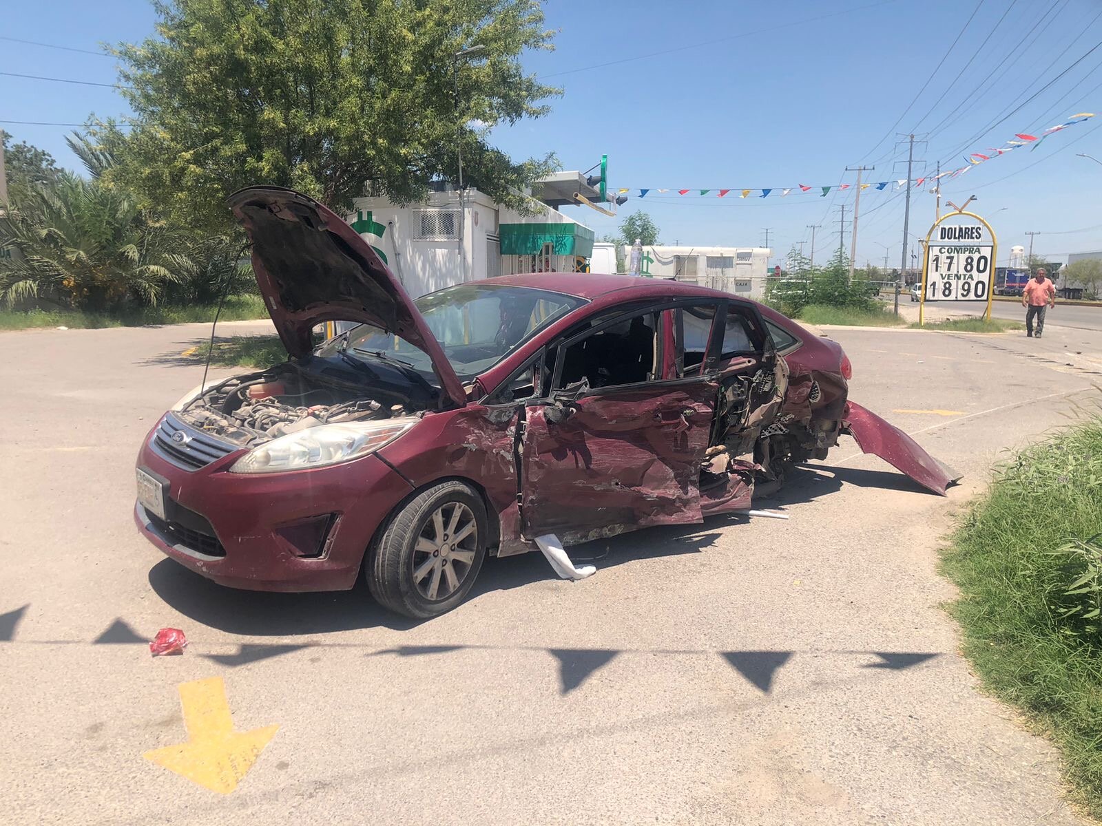 Accidente: En el percance estuvieron involucrados una camioneta Chevrolet Colorado de color blanco y un automóvil Ford Fiesta.