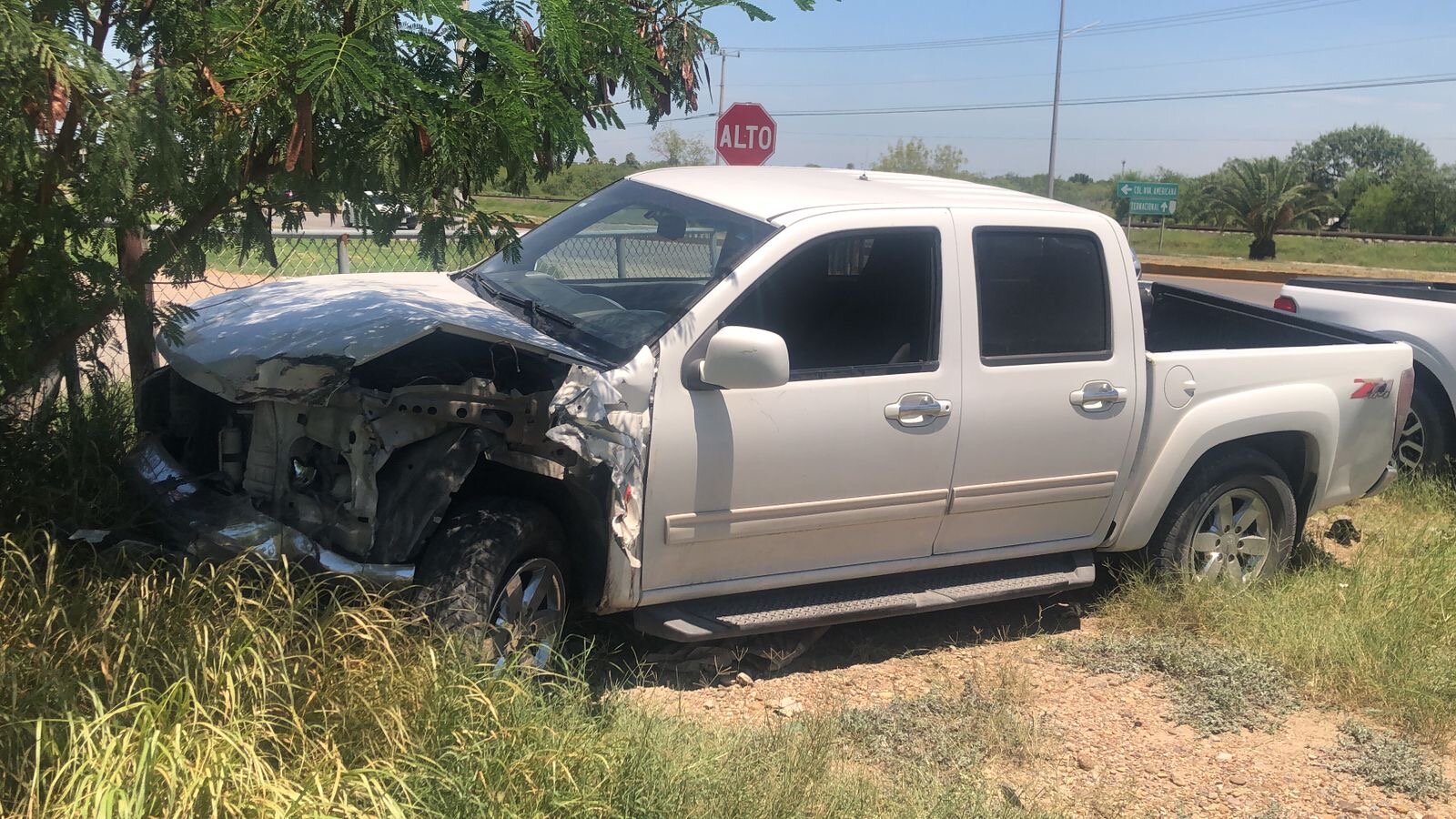 Accidente: En el percance estuvieron involucrados una camioneta Chevrolet Colorado de color blanco y un automóvil Ford Fiesta.