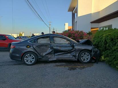 Investigan choque múltiple en Pérez Treviño; una mujer sería la responsable