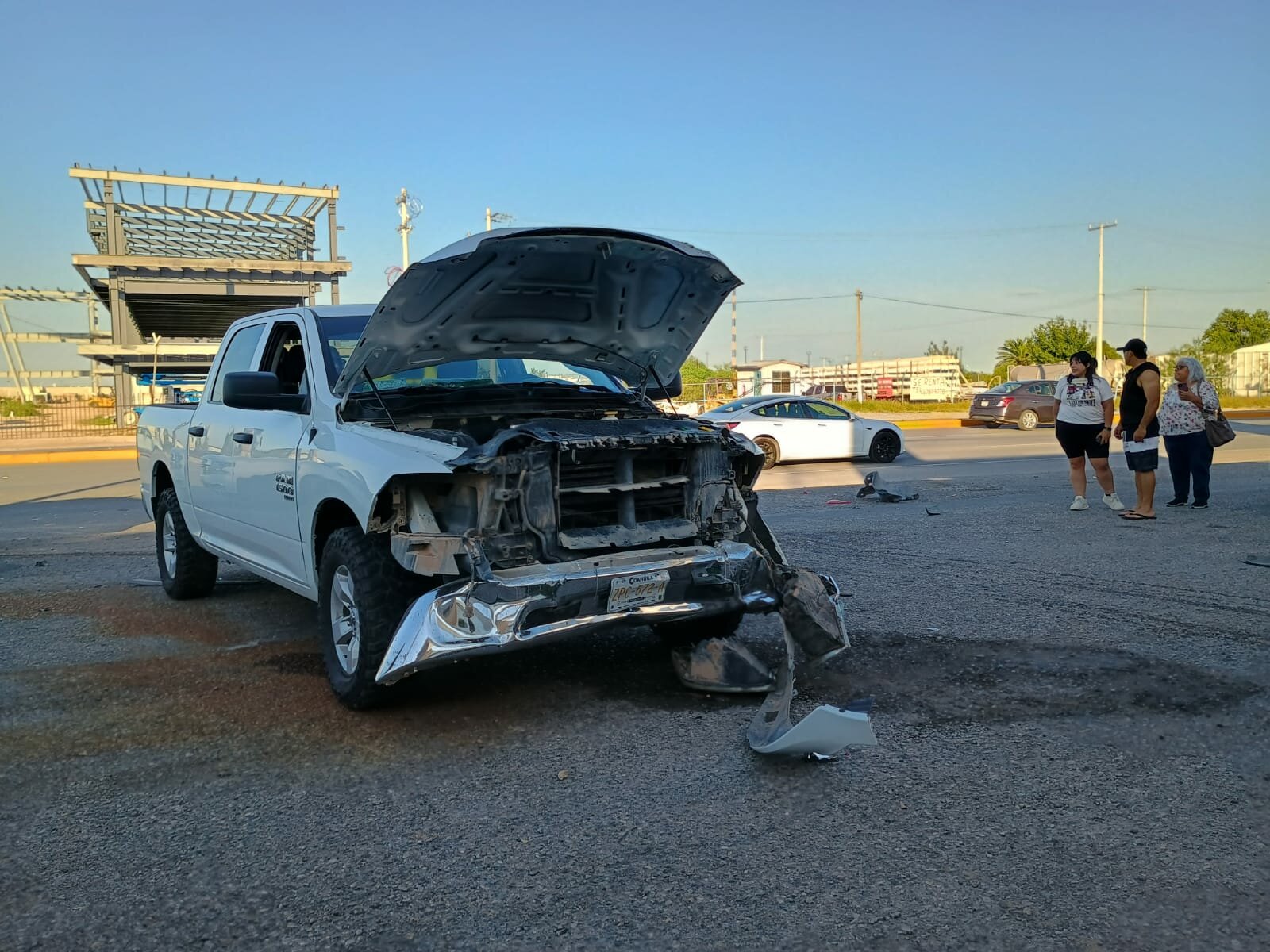 Accidente: De acuerdo con el peritaje preliminar, la conductora de una camioneta Nissan Kicks habría ocasionado el choque al incorporarse .
