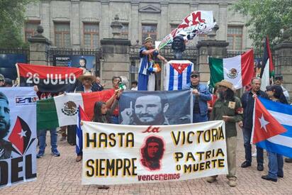 Protestan en CDMX por retiro de estatuas de Fidel y el Che