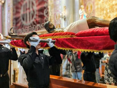 Descienden imagen del Santo Cristo; inicia novenario
