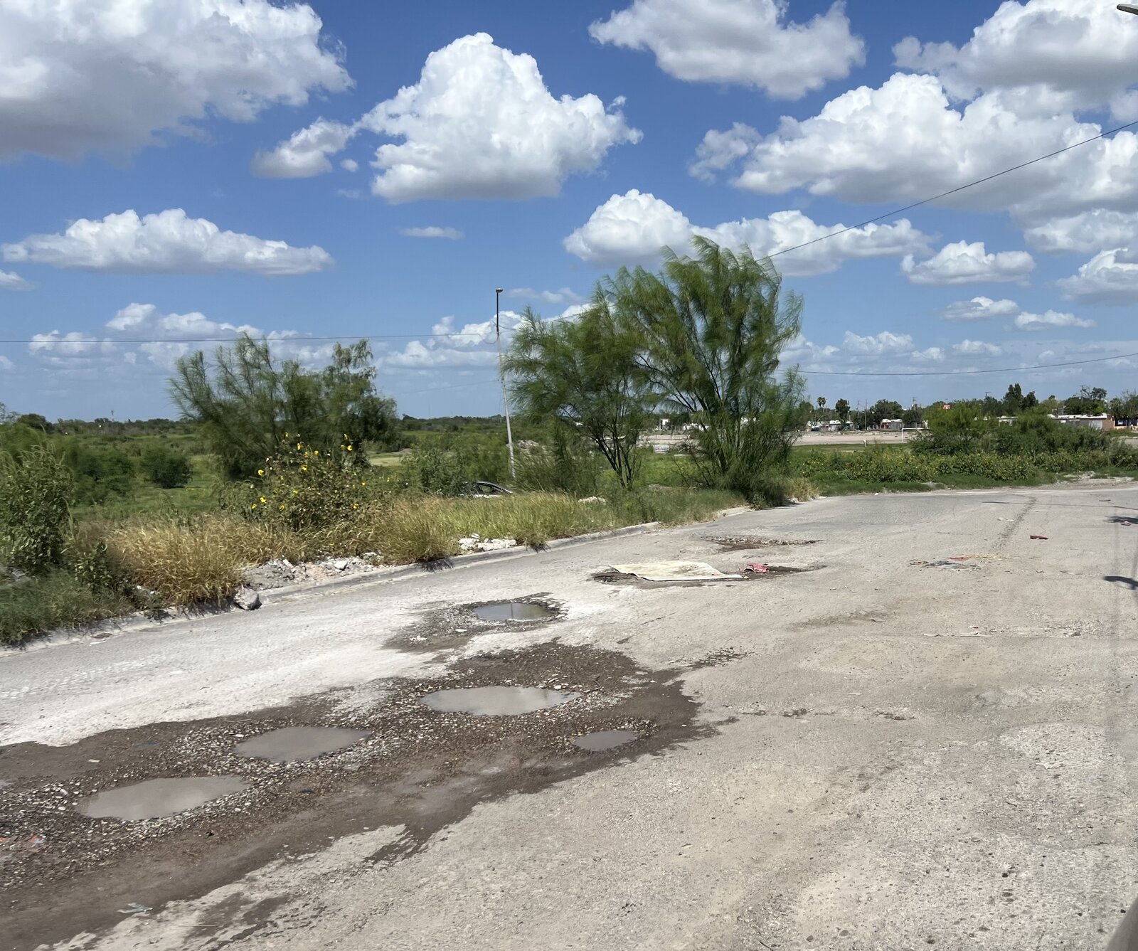 Bacheo : Las áreas con mayor deterioro presentan daños profundos en el pavimento.