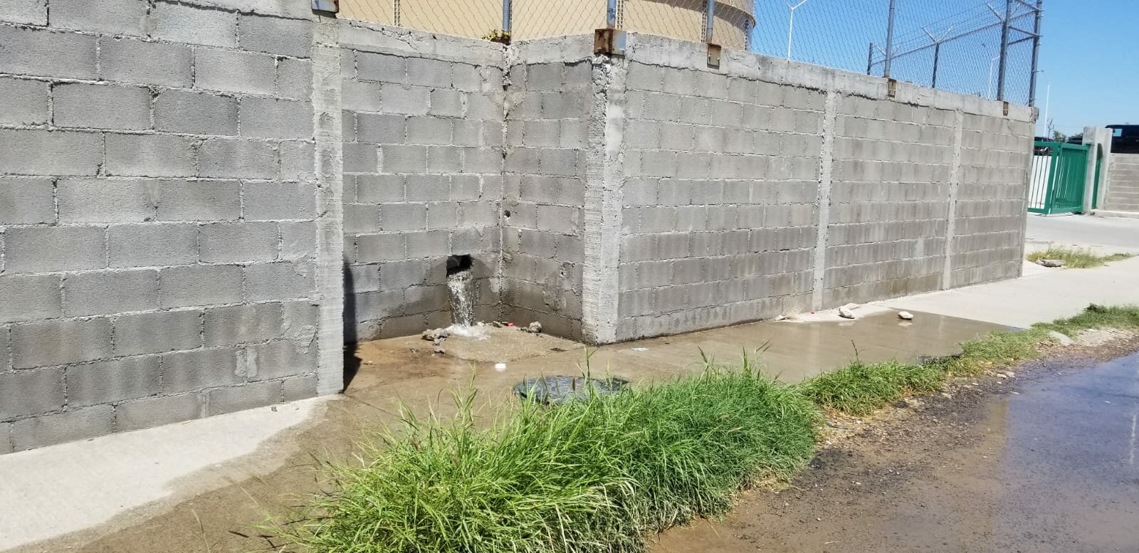 Derrame de agua afecta a la colonia Vista Hermosa: La fuga se origina al interior del parque industrial sobre la avenida Las Américas procedente de un tanque elevado