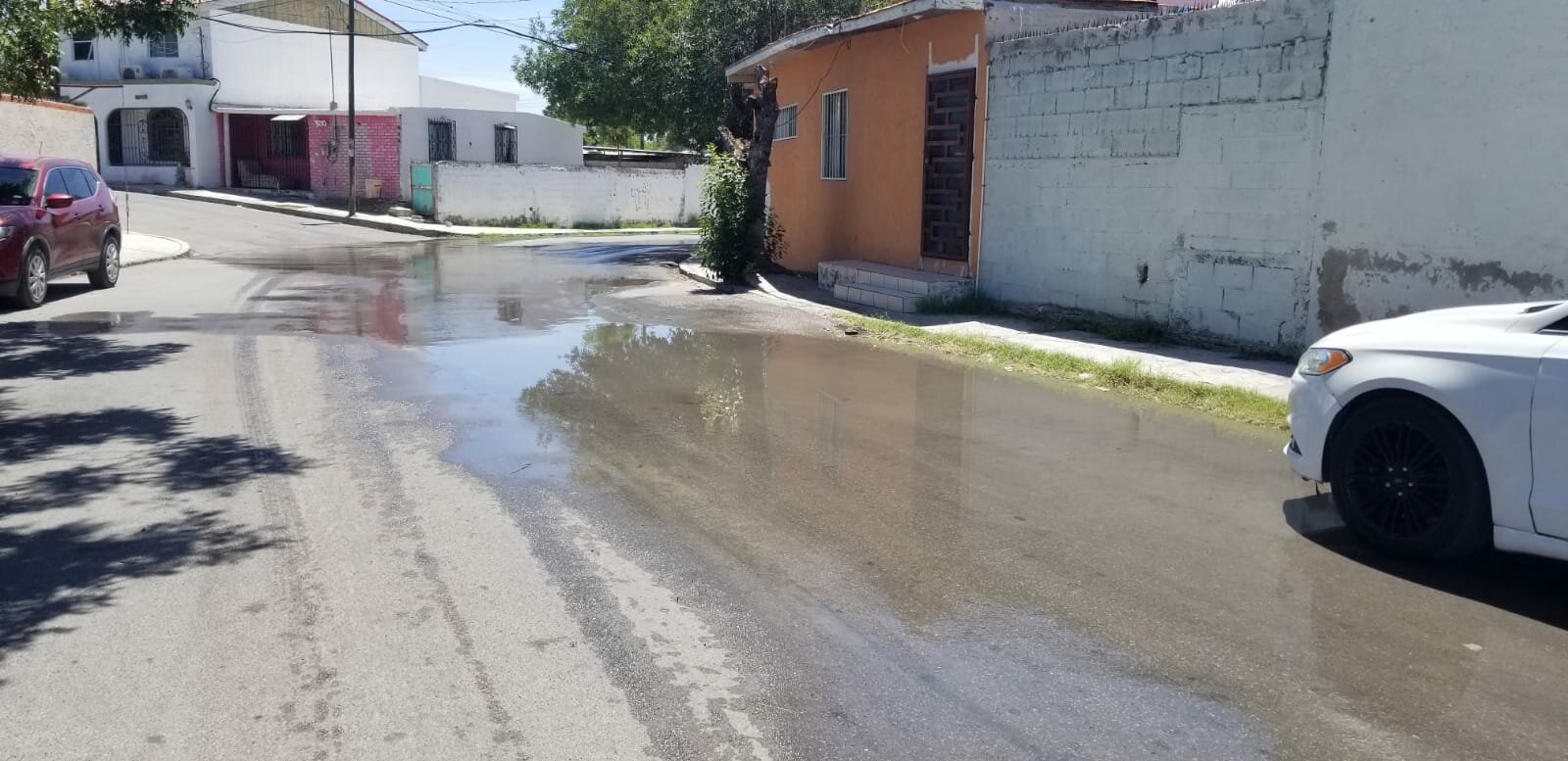 Derrame de agua afecta a la colonia Vista Hermosa: La fuga se origina al interior del parque industrial sobre la avenida Las Américas procedente de un tanque elevado