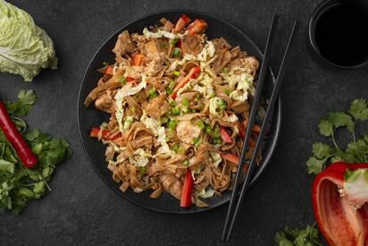 Explosión de sabor asiático: fideos tailandeses con carne de res