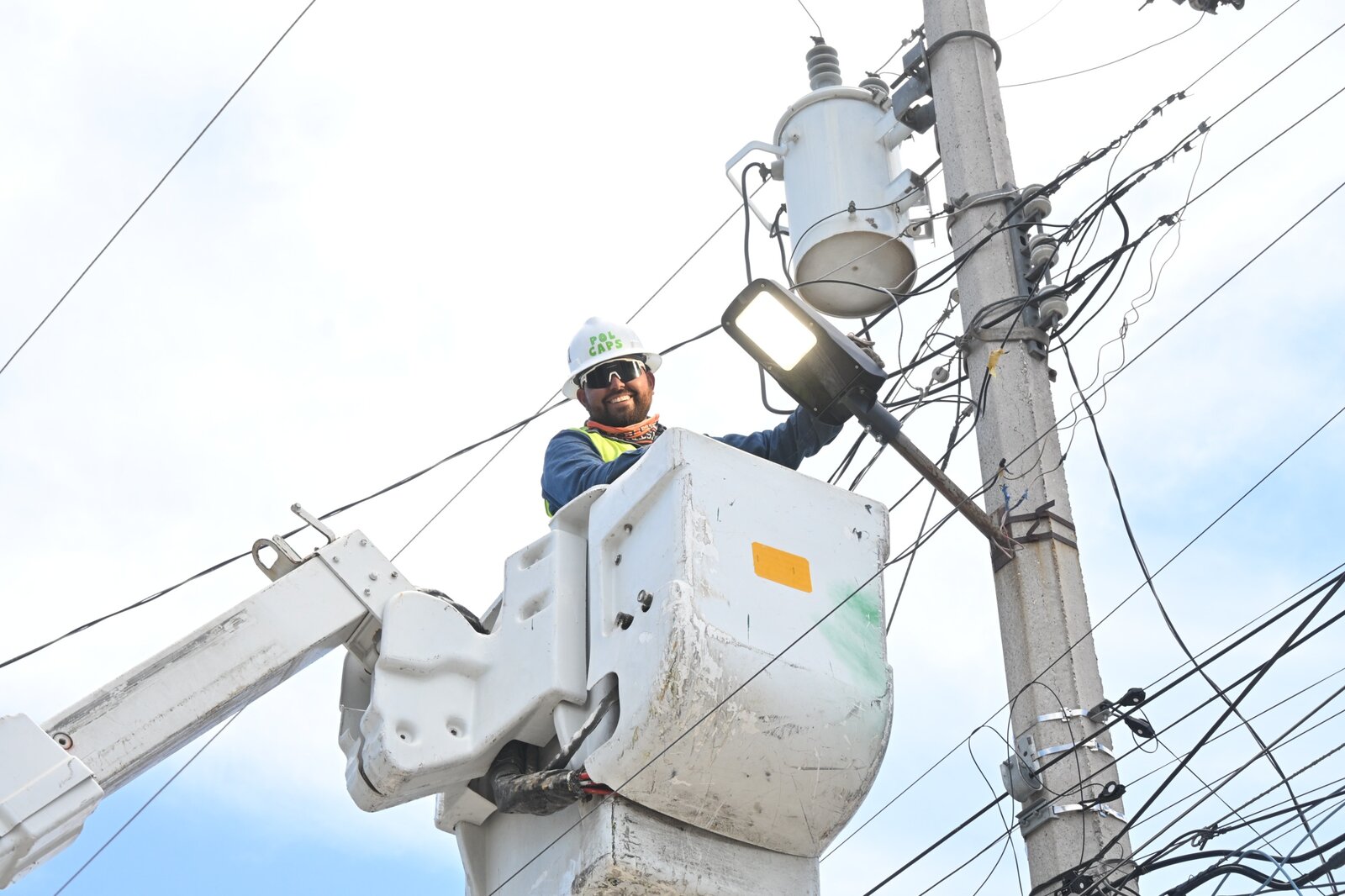 región: La alcaldesa Sari Pérez anunció que con la instalación de 300 nuevas 
luminarias quedó cubierto al 100% el alumbrado en la ZC