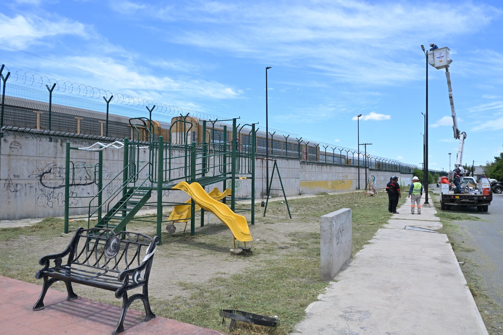 región: La alcaldesa Sari Pérez anunció que con la instalación de 300 nuevas 
luminarias quedó cubierto al 100% el alumbrado en la ZC