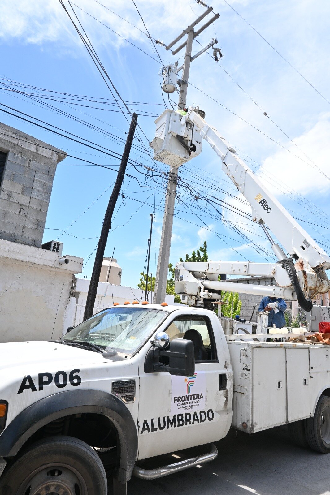 región: La alcaldesa Sari Pérez anunció que con la instalación de 300 nuevas 
luminarias quedó cubierto al 100% el alumbrado en la ZC