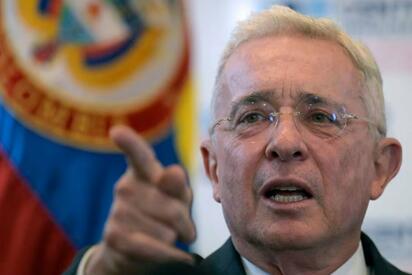 Álvaro Uribe demanda penalmente al presidente Gustavo Petro