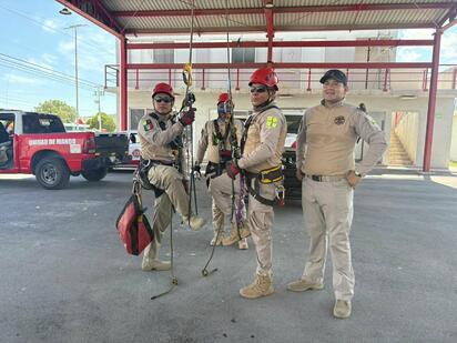 Bomberos de Saltillo capacitan a 30 elementos en rescate vertical en Monclova