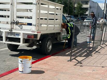 Refuerzan señalización vial en el primer cuadro de Monclova para proteger zonas peatonales