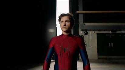 Tom Holland sorprende con su nuevo look arácnido