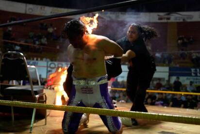 Aplican multa a organizador de función de lucha libre por incumplir protocolos de seguridad