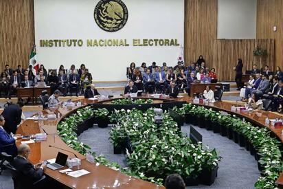 ¿Peligra el INE? Exconsejeros exigen consenso democrático