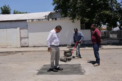 Óscar Ríos Ramírez supervisa bacheo con asfalto en frío en el municipio