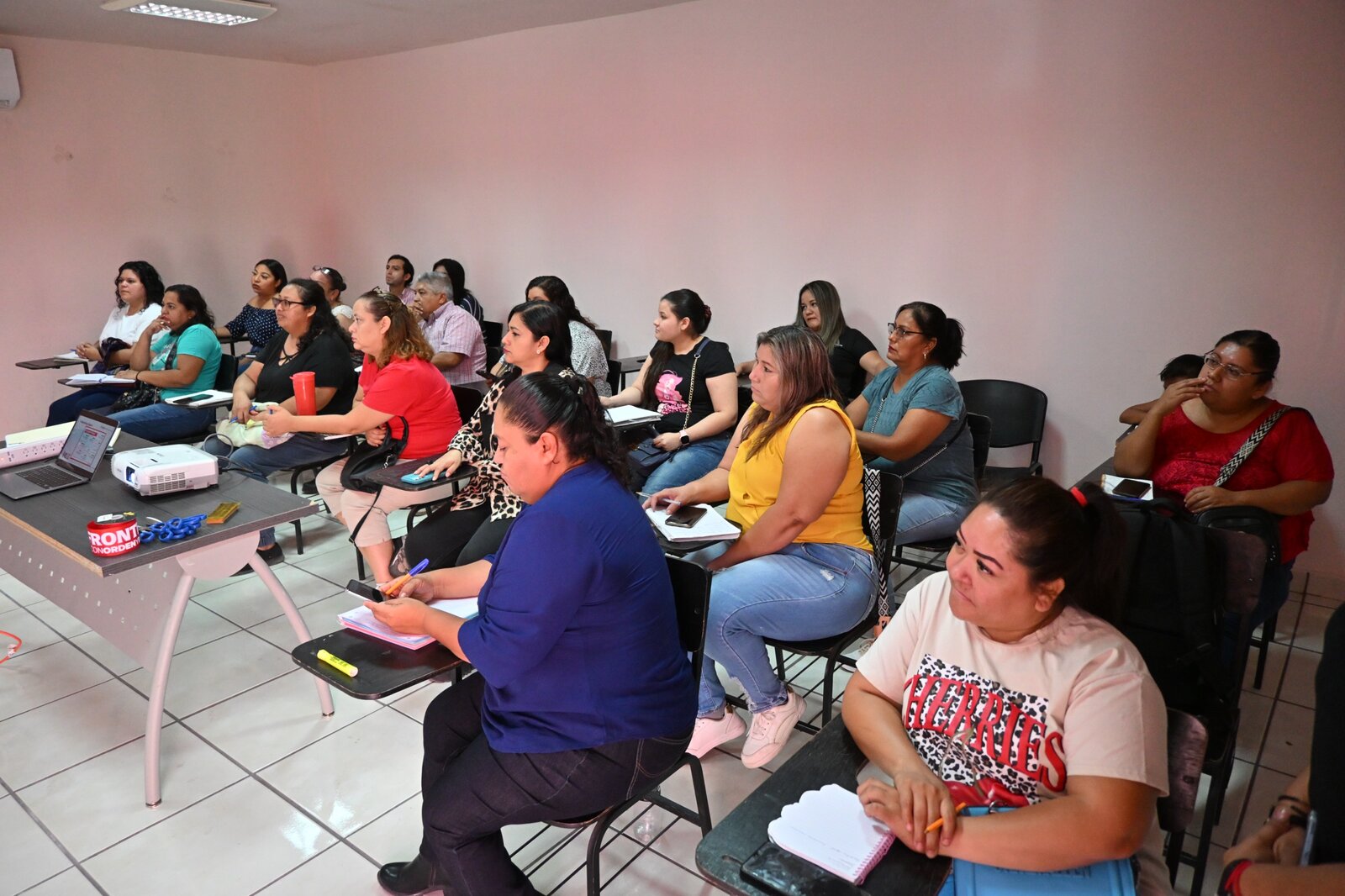 región: En equipo con la Secretaría de Economía del estado, expertos de NaFin impartieron capacitación para mejorar ventas