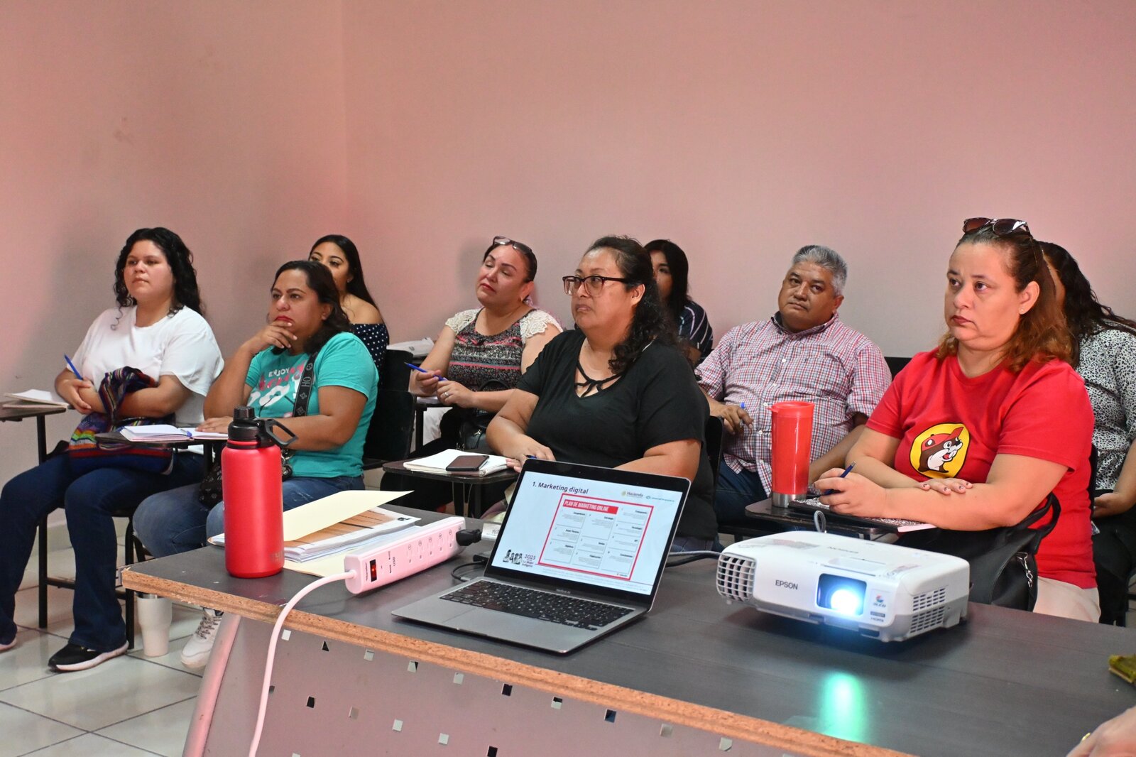 región: En equipo con la Secretaría de Economía del estado, expertos de NaFin impartieron capacitación para mejorar ventas