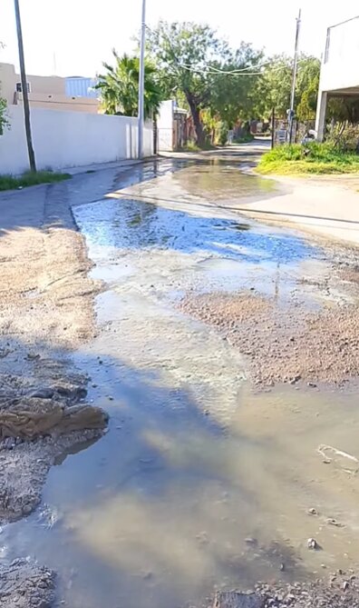 Fuga de drenaje afecta a los vecinos de la colonia Altamira : La fuga de origina en la calle Abasolo cerca de una primaria afectando a los vecinos del sector mencionado 