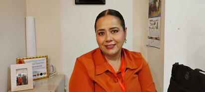 Ana Montemayor coordina reparto de agua en distintas colonias.