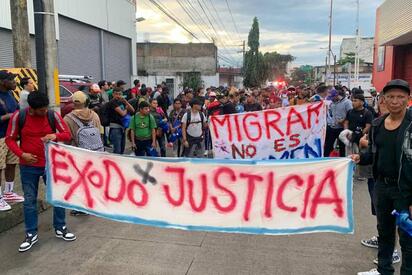 Caravana migrante avanza pese a detención de activista en Chiapas